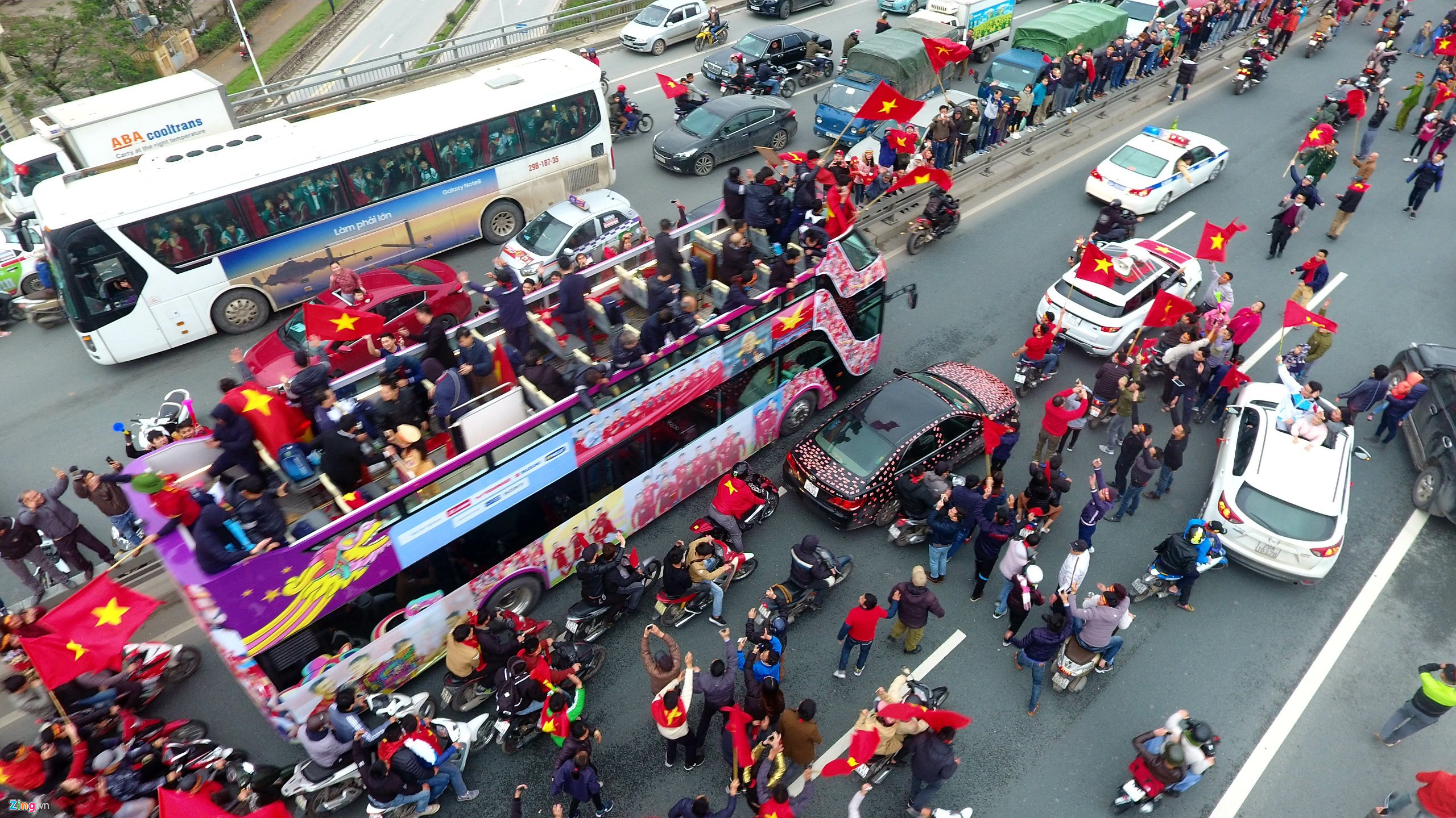 Flycam cảnh xe buýt chở U23 Việt Nam bị vây kín trên cầu Nhật Tân